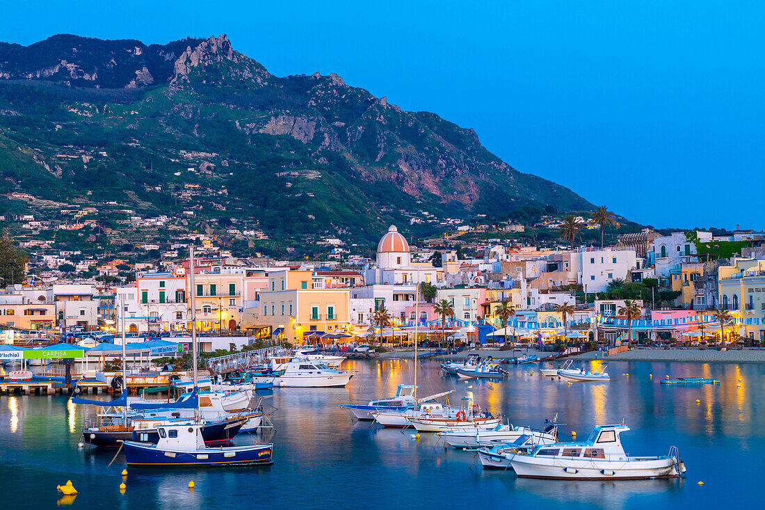 Marina de Forio, Hafen und Strand von Forio, Forio, Insel Ischia, Kampanien, Italien, Europa