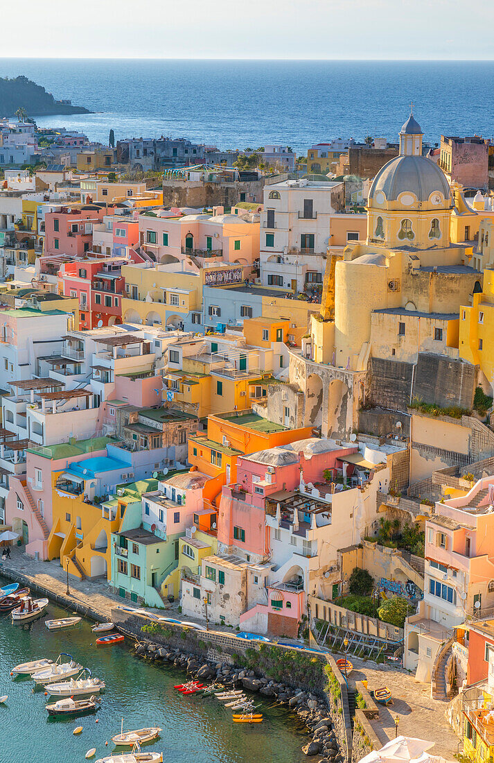 Luftaufnahme von Marina di Corricella bei Sonnenuntergang, Procida, Flegreische Inseln, Kampanien, Italien, Europa