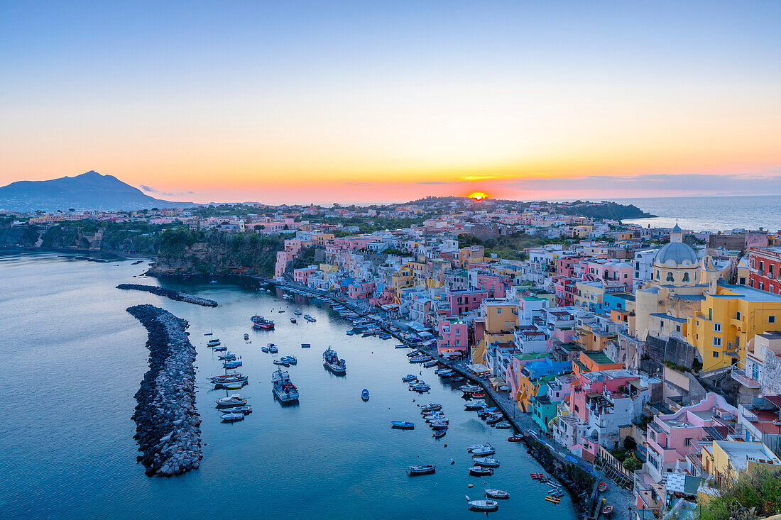 Luftaufnahme von Marina di Corricella bei Sonnenuntergang, Procida, Flegreische Inseln, Kampanien, Italien, Europa