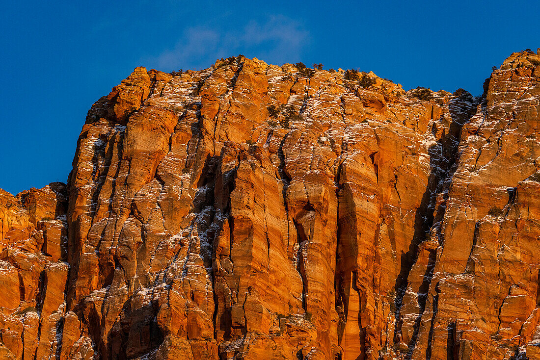 USA, Utah, Springdale, Zion National Park, Blauer Himmel über rauem Felsengebirge