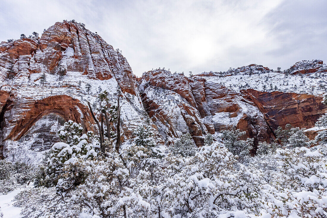 USA, Utah, Springdale, Zion National Park, Blick auf Berge im Winter