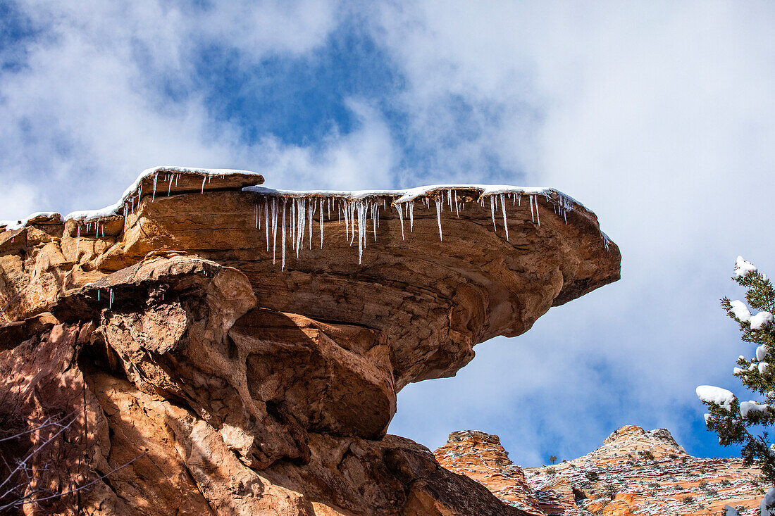USA, Utah, Springdale, Zion National Park, Eiszapfen hängen von Felsen in den Bergen