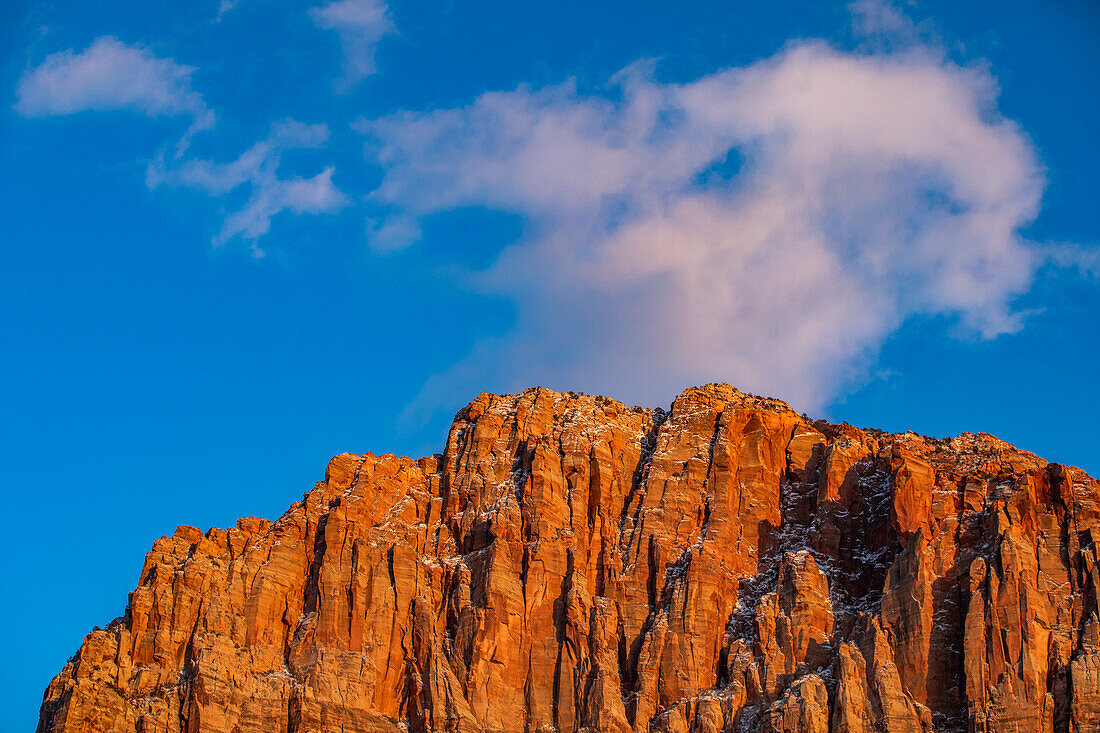 USA, Utah, Springdale, Zion National Park, Blick auf einen Berggipfel vor blauem Himmel