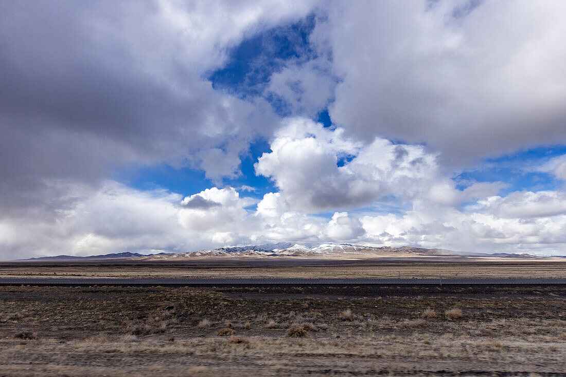 USA, Nevada, McDermitt, White clouds above desert and mountains in background