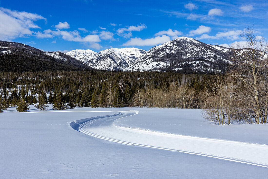 USA, Idaho, Sun Valley, Schneebedeckte Berge mit unbefestigter Straße