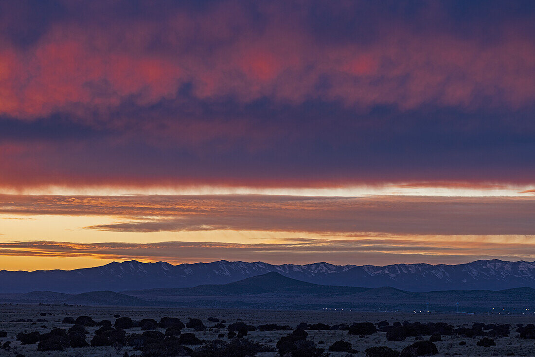 USA, New Mexico, Santa Fe, Dramatischer Sonnenuntergang über der Wüstenlandschaft des Cerrillos Hills State Park