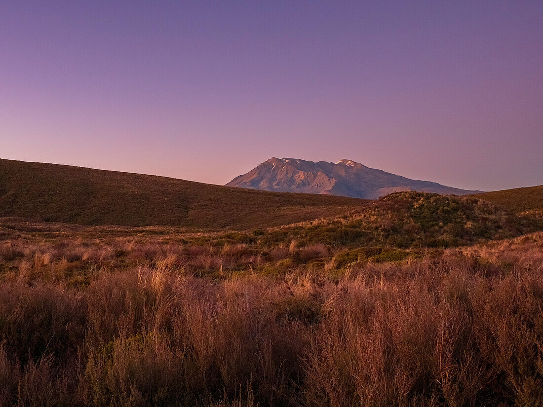 Neuseeland, Waikato, Tongariro National Park, Landschaft des Tongariro National Park bei Sonnenuntergang