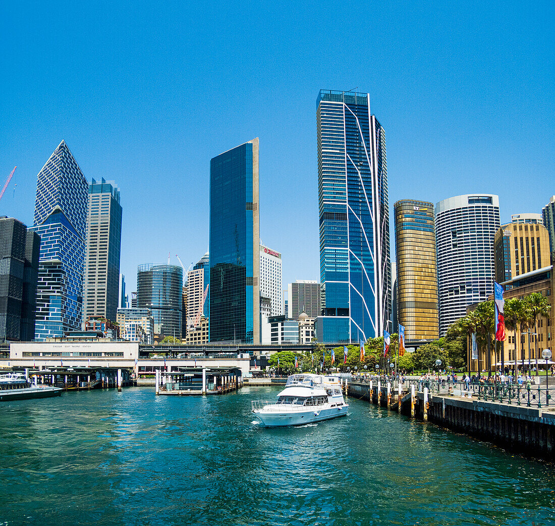 Australien, NSW, Sydney, Boot im Hafen und moderne Architektur am Wasser