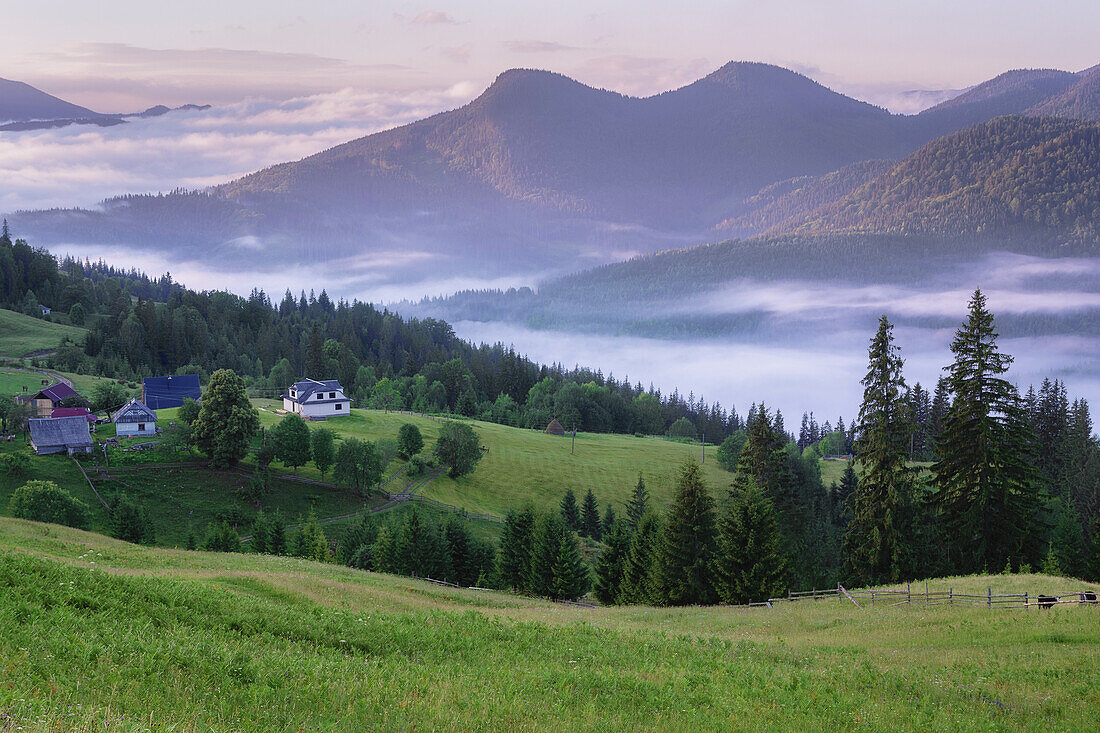 Ukraine, Gebiet Iwano Frankiwsk, Bezirk Werchowyna, Dorf Dzembronya, Hügellandschaft in den Karpaten