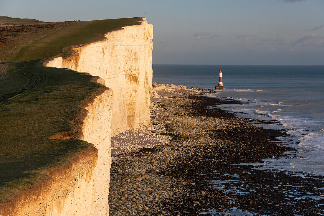 Abendlicht auf Beachy Head Leuchtturm & Beachy Head, bei Eastbourne, South Downs National Park, East Sussex, England, Vereinigtes Königreich, Europa