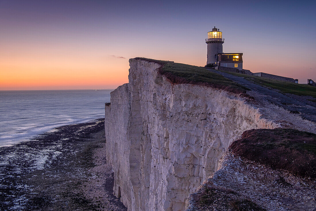 Belle Tout Leuchtturm in der Abenddämmerung, Beachy Head, bei Eastbourne, South Downs National Park, East Sussex, England, Vereinigtes Königreich, Europa