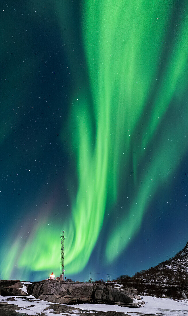 Die Aurora Borealis (Nordlicht) über dem Tungeneset Leuchtturm, Tungeneset, Senja, Troms og Finnmark, Norwegen, Skandinavien, Europa