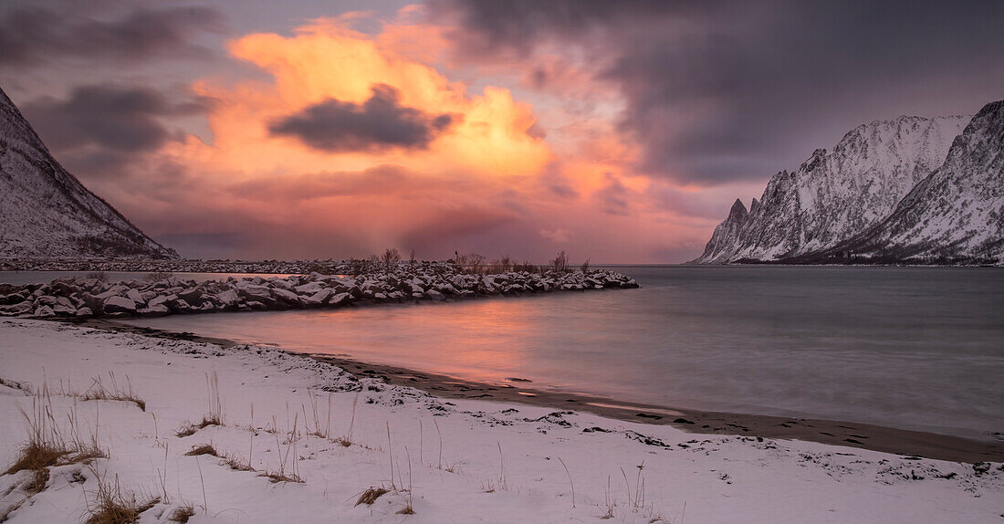 Panoramabild des Ersfjorden und der Teufelszähne vom Strand der Ersfjordstranda aus gesehen bei Sonnenuntergang im Winter, Senja, Troms og Finnmark County, Norwegen, Skandinavien, Europa