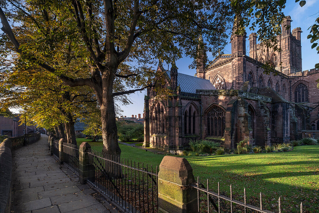 Chester Cathedral und die Stadtmauern im Herbst, Chester, Cheshire, England, Vereinigtes Königreich, Europa