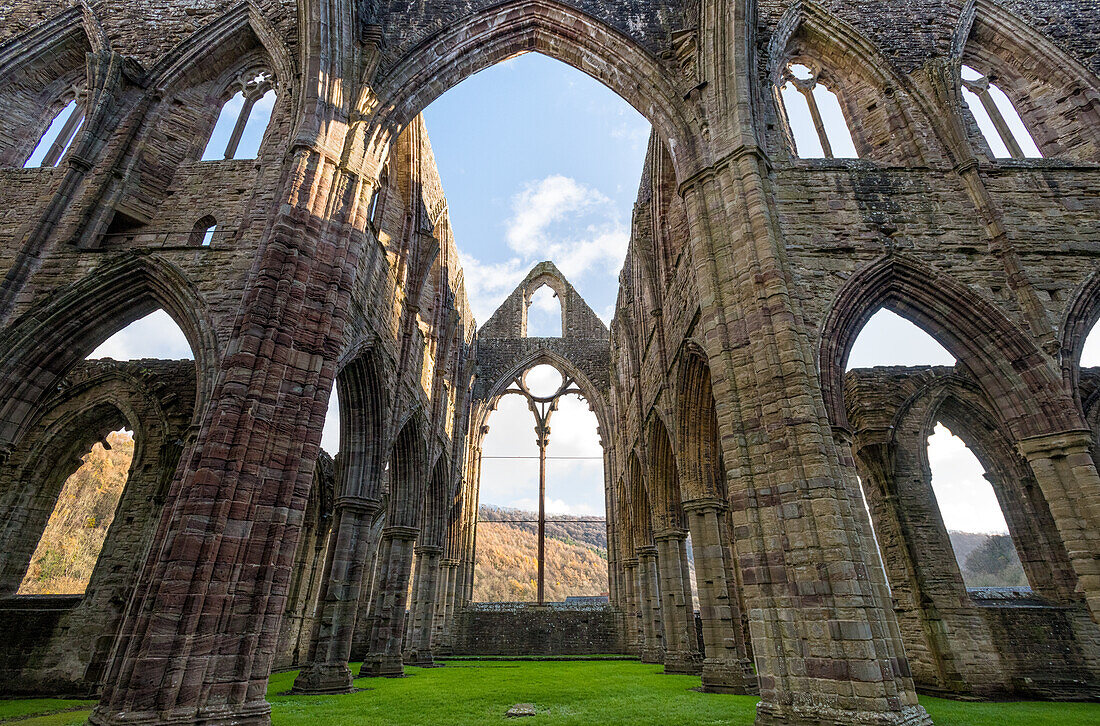Die Ruinen von Tintern Abbey, 1131 von Zisterziensermönchen gegründet, Monmouthshire, Wales, Vereinigtes Königreich, Europa