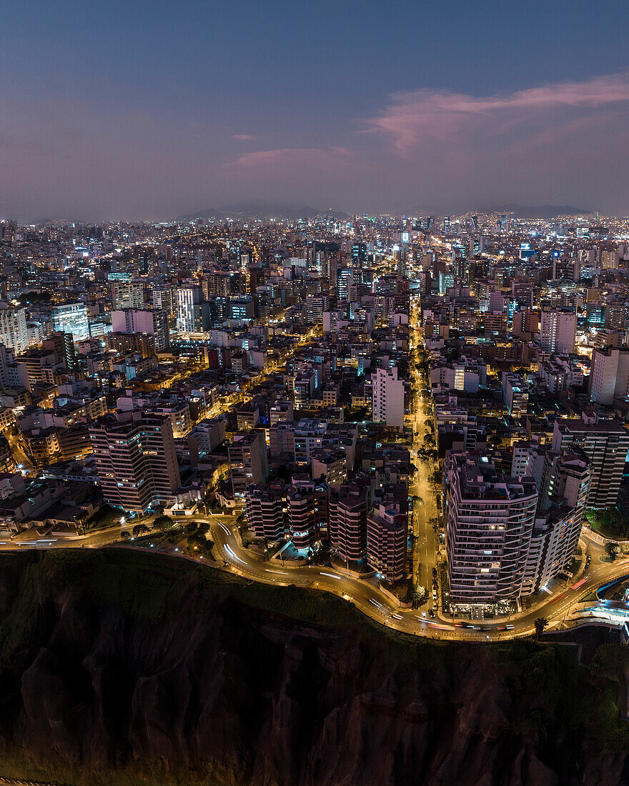 Luftaufnahme über Miraflores in der Abenddämmerung, Lima, Peru, Südamerika