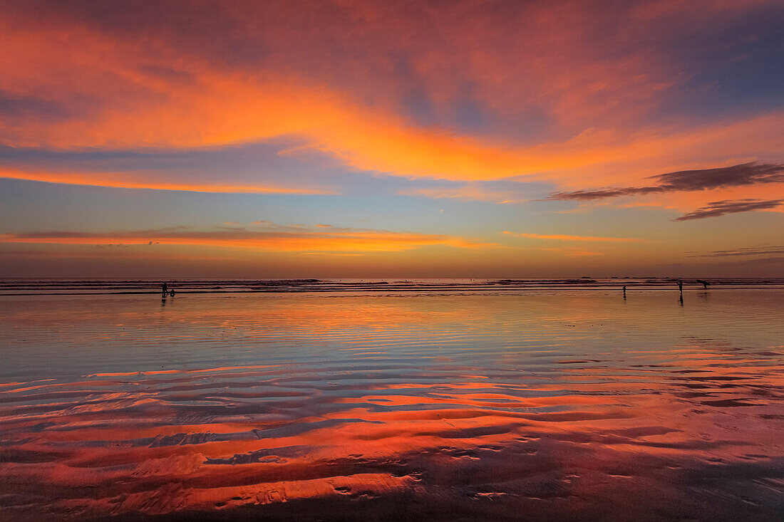 Sonnenuntergang am Guiones Strand, wo sich in der Hochsaison Hunderte von Menschen versammeln, um den Sonnenuntergang zu beobachten, Playa Guiones, Nosara, Guanacaste, Costa Rica, Mittelamerika