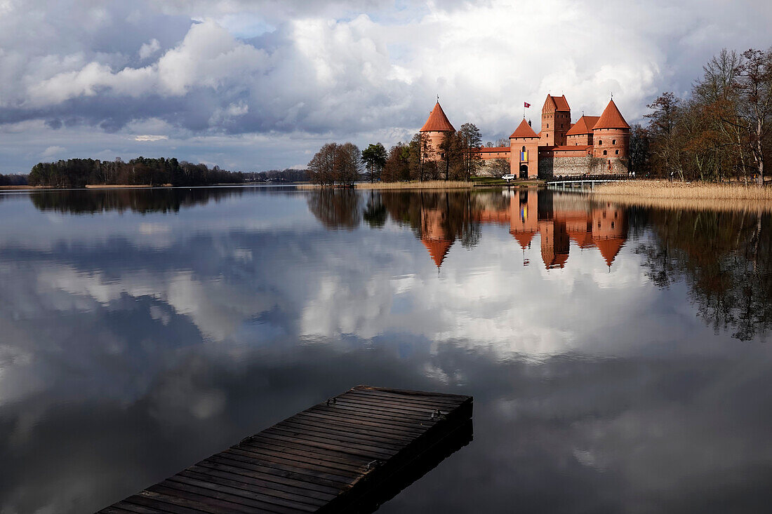 Die strategisch wichtige Inselburg Trakai, eine Burg in Trakai, einem der Hauptzentren des Großfürstentums Litauen, auf einer Insel im Galve-See, Litauen, Europa