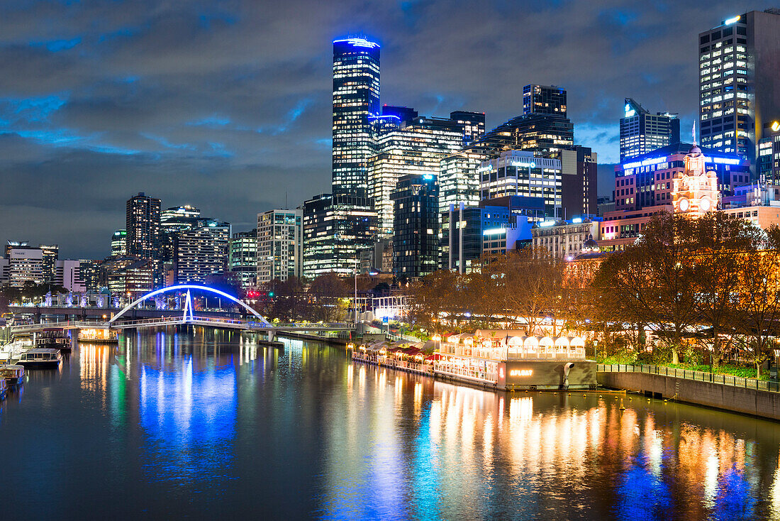 Flinders Street Station am Ufer des Yarra River in der Stadt Melbourne bei Dämmerung, Victoria, Australien, Pazifik