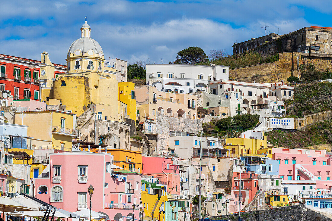 Detailansicht des farbenfrohen Fischerdorfes Marina Corricella, Insel Procida, Tyrrhenisches Meer, Bezirk Neapel, Neapolitanische Bucht, Region Kampanien, Italien, Europa