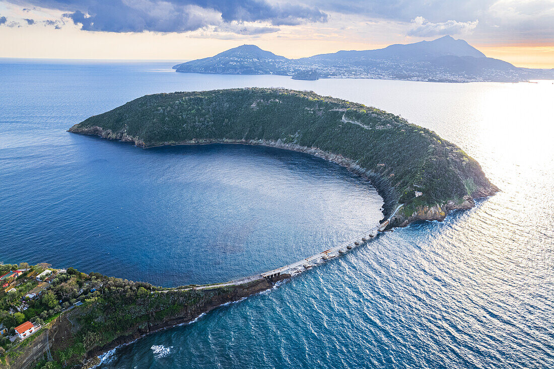 Luftaufnahme der Insel Vivara, der alte Vulkankrater ist eingestürzt, im Hintergrund die Berge der Insel Ischia, Tyrrhenisches Meer, Bezirk Neapel, Neapolitanischer Golf, Region Kampanien, Italien, Europa