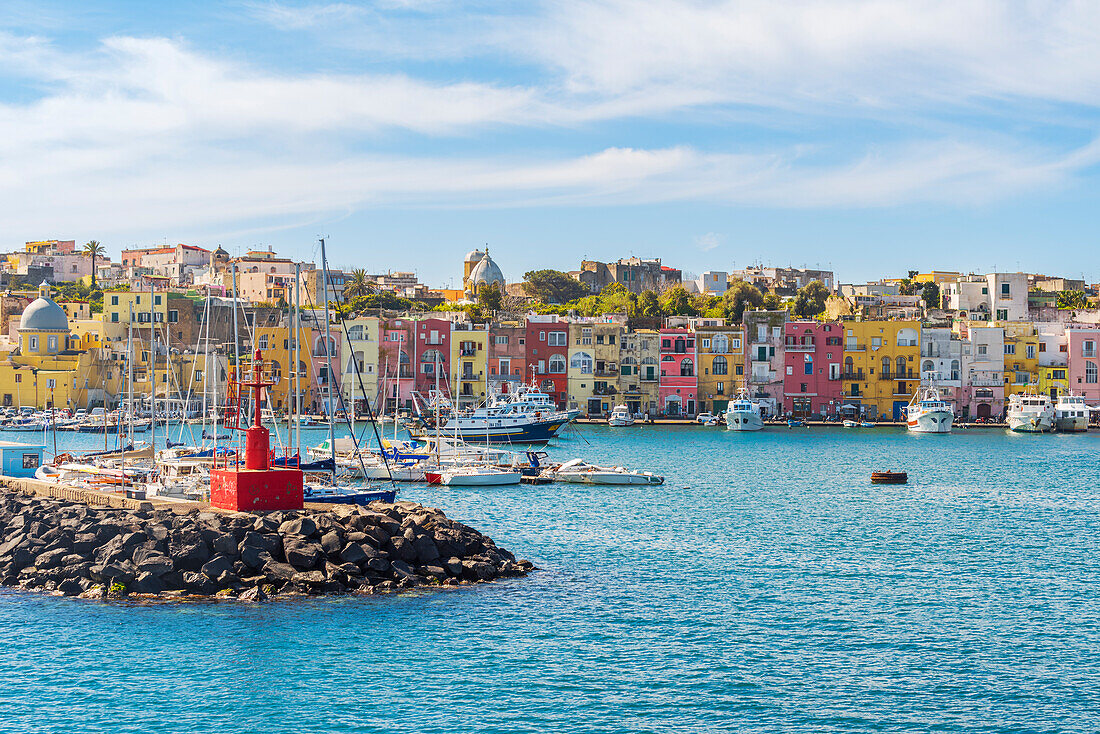 Blick auf den Hafen und das farbenfrohe Dorf von Procida, Insel Procida, Tyrrhenisches Meer, Bezirk Neapel, Golf von Neapel, Region Kampanien, Italien, Europa