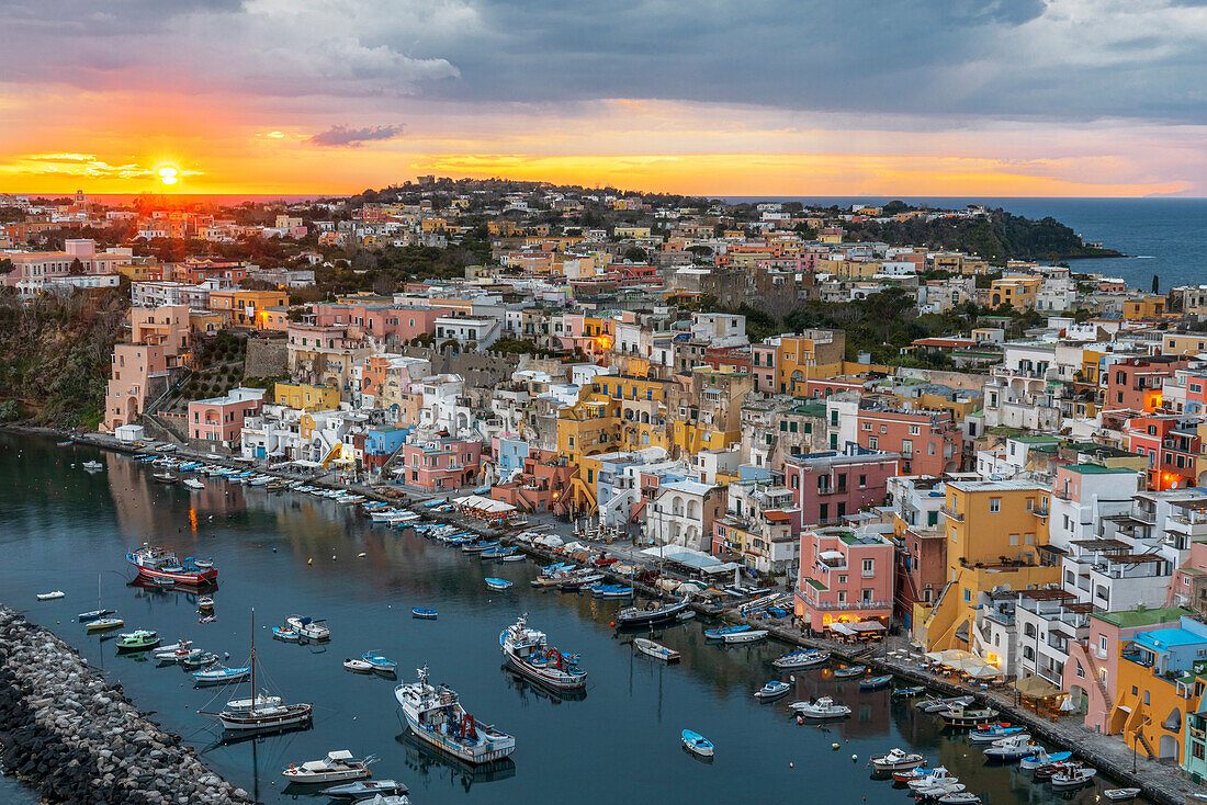 Sonnenuntergang in Marina Corricella, dem berühmten bunten Fischerdorf auf der Insel Procida, Tyrrhenisches Meer, Bezirk Neapel, Neapolitanische Bucht, Region Kampanien, Italien, Europa