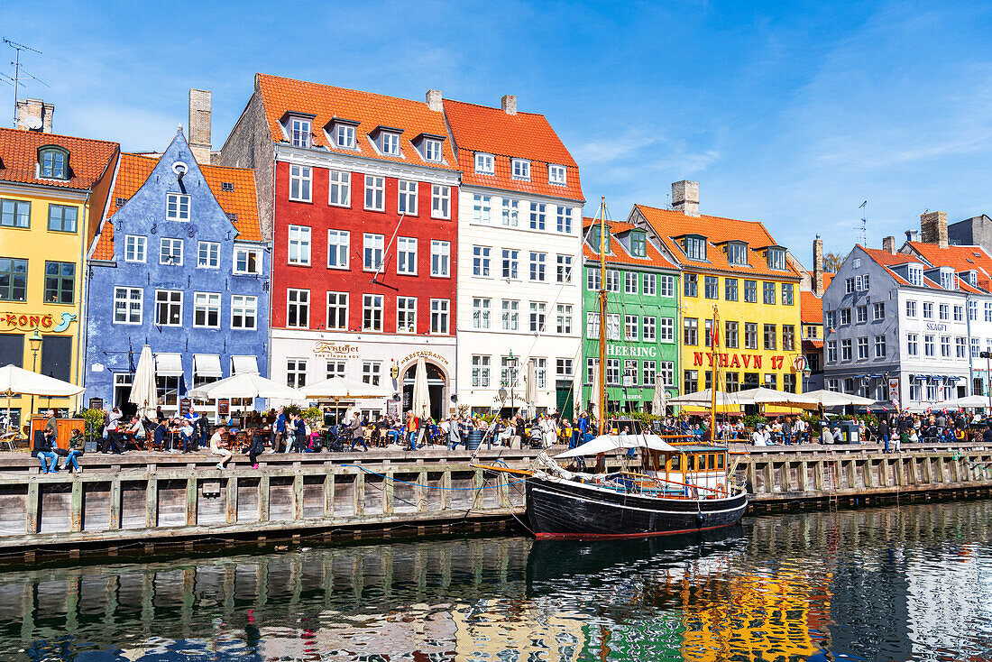 Hafen Nyhavn mit bunten Häusern, die sich in der Wasserrinne spiegeln, tagsüber, Kopenhagen, Dänemark, Skandinavien, Europa