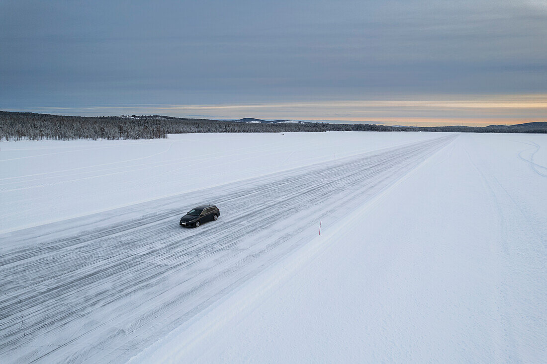 Auto auf vereister Straße auf einem zugefrorenen See von oben, Luftaufnahme, Lappland, Schweden, Skandinavien, Europa