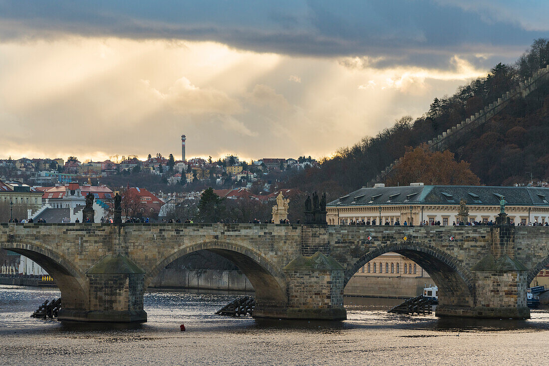 Karlsbrücke vor dramatischem Himmel, UNESCO Weltkulturerbe, Prag, Böhmen, Tschechische Republik (Tschechien), Europa