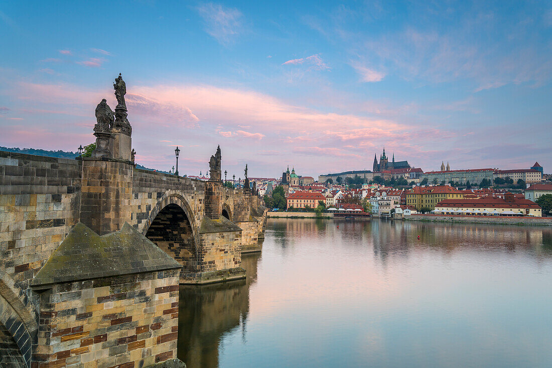 Prager Burg und Karlsbrücke an der Moldau bei Sonnenaufgang, UNESCO-Welterbe, Prag, Böhmen, Tschechische Republik (Tschechien), Europa