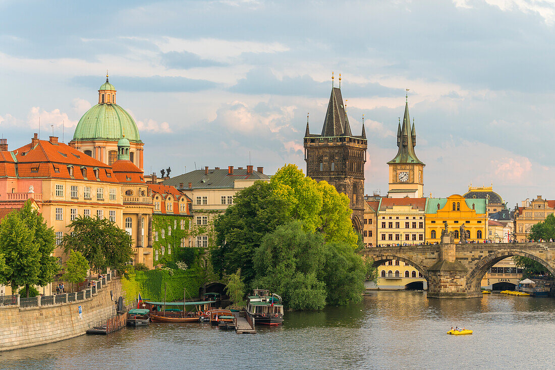 Karlsbrücke und Kirche des heiligen Franz von Assisi mit Altstädter Brückenturm gegen den Himmel, UNESCO-Weltkulturerbe, Prag, Böhmen, Tschechische Republik (Tschechien), Europa