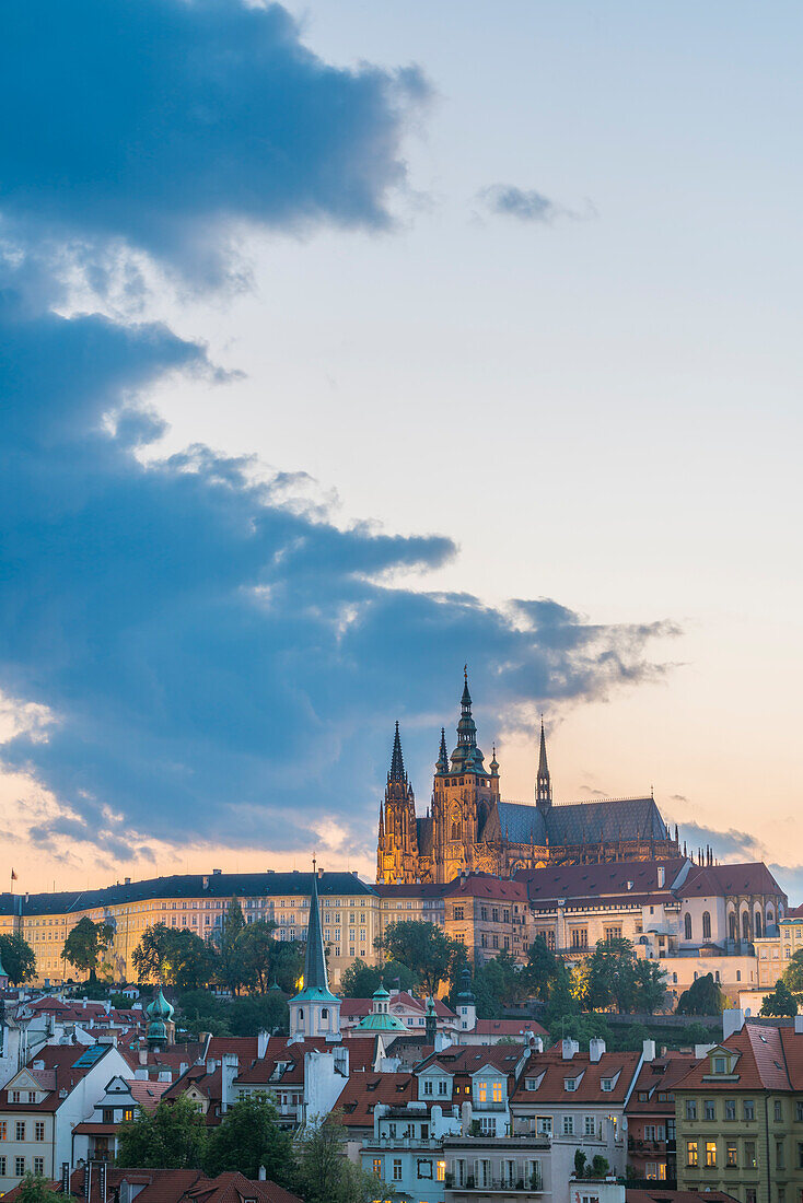 Beleuchtete Prager Burg in der Abenddämmerung, UNESCO-Welterbe, Prag, Böhmen, Tschechische Republik (Tschechien), Europa