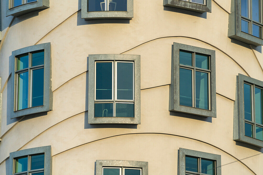 Detail der Fenster des Tanzenden Hauses (Fred und Ginger), Prag, Böhmen, Tschechische Republik (Tschechien), Europa