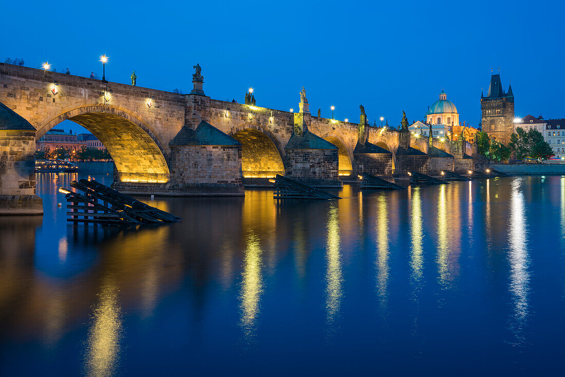 Beleuchtete Karlsbrücke mit Spiegelungen in der Dämmerung, UNESCO-Weltkulturerbe, Prag, Böhmen, Tschechische Republik (Tschechien), Europa