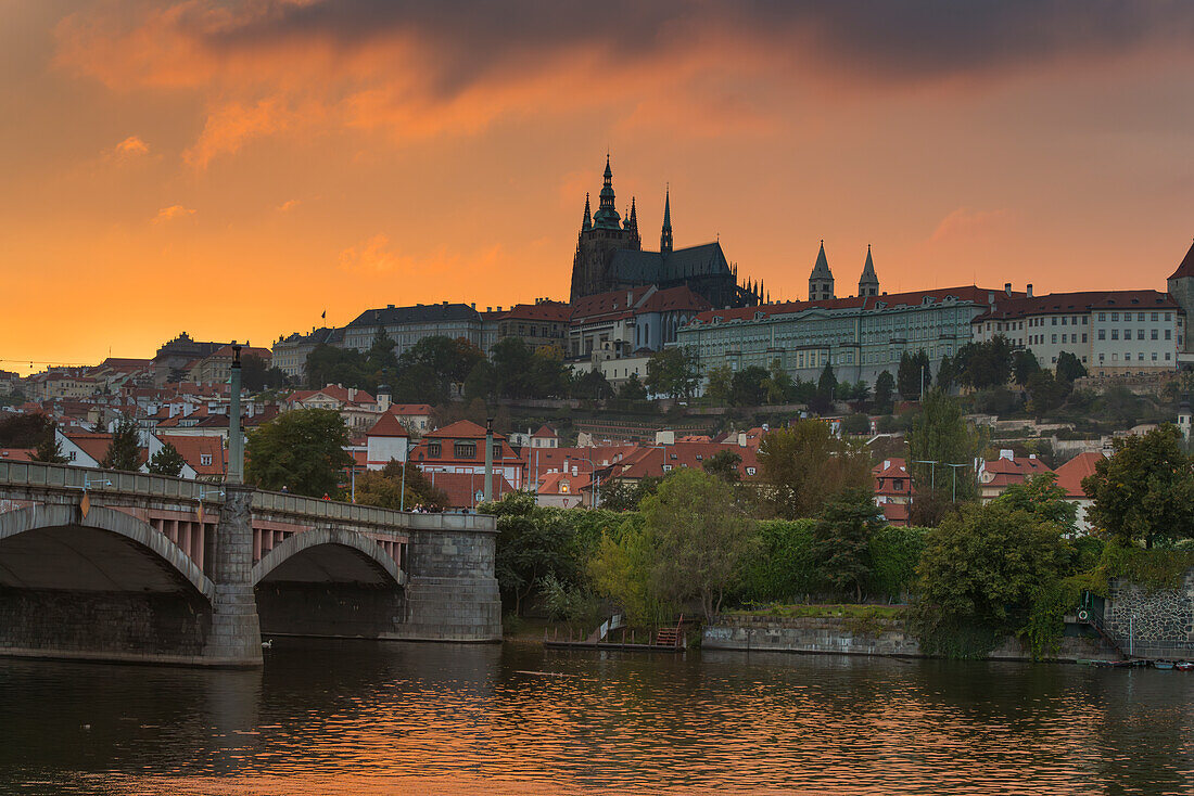 Prager Burg und Manes-Brücke bei Sonnenuntergang, Prag, Böhmen, Tschechische Republik (Tschechien), Europa