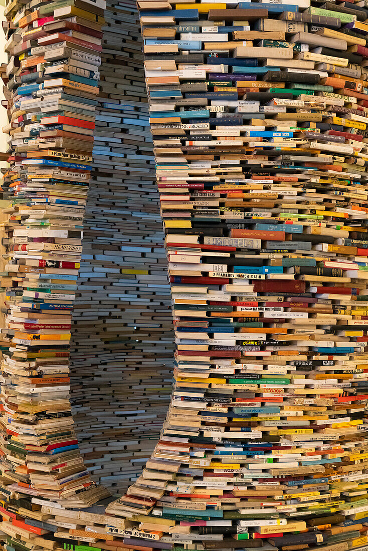 Kunstwerk namens Idiom, entworfen von Matej Kren im Jahr 1998, ein Büchertunnel mit 8000 Büchern in der Stadtbibliothek Prag, Prag, Tschechische Republik (Tschechien), Europa