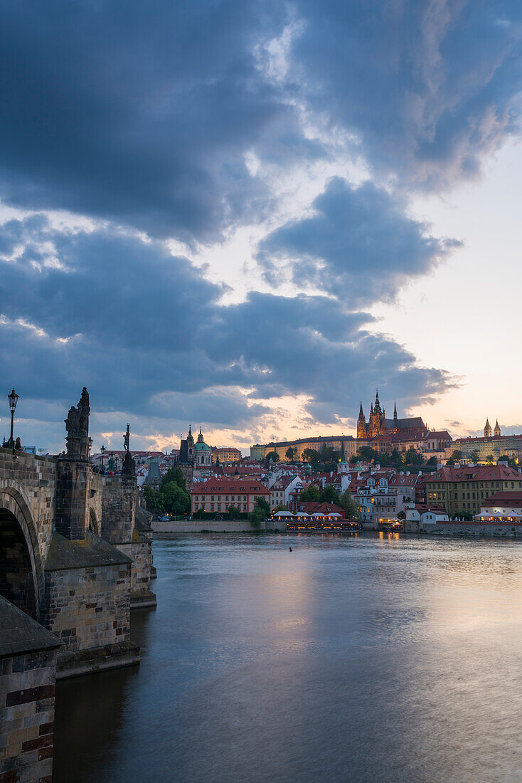 Prague Castle and Charles Bridge on Vltava River in city at twilight, UNESCO World Heritage Site, Prague, Bohemia, Czech Republic (Czechia), Europe
