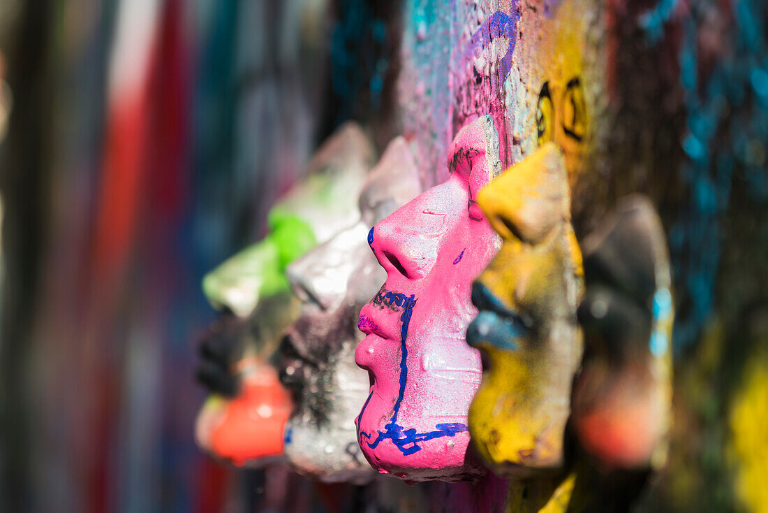 Nahaufnahme der Gesichter des Kunstwerks an der John-Lennon-Mauer, Prag, Böhmen, Tschechische Republik (Tschechien), Europa