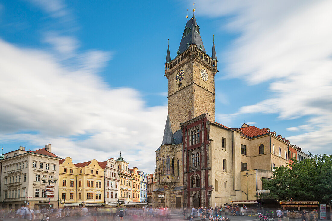 Touristen in Bewegung am Turm des Alten Rathauses am Altstädter Ring, UNESCO-Weltkulturerbe, Prag, Böhmen, Tschechische Republik (Tschechien), Europa