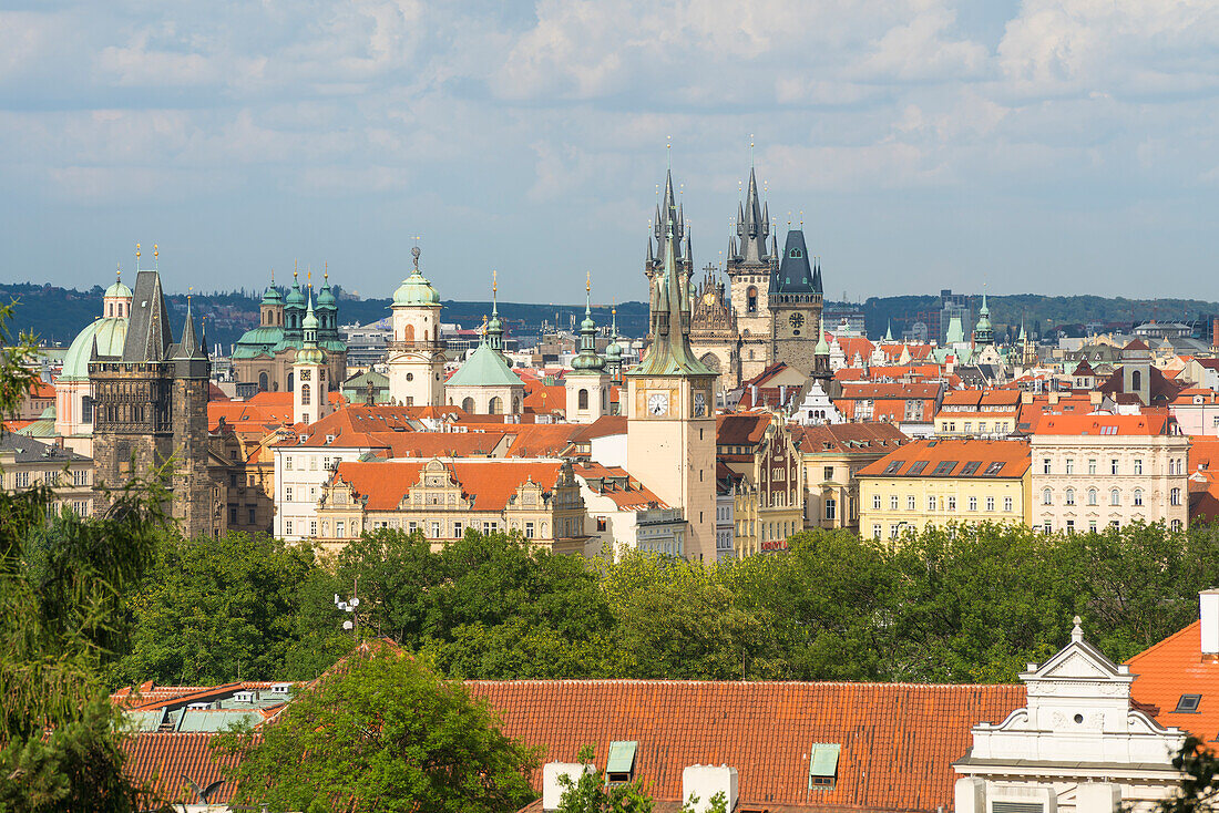 Prager Skyline mit Altstädter Brückenturm, Frauenkirche vor Tyn, Altstädter Rathausturm und anderen, UNESCO-Weltkulturerbe, Prag, Böhmen, Tschechische Republik (Tschechien), Europa