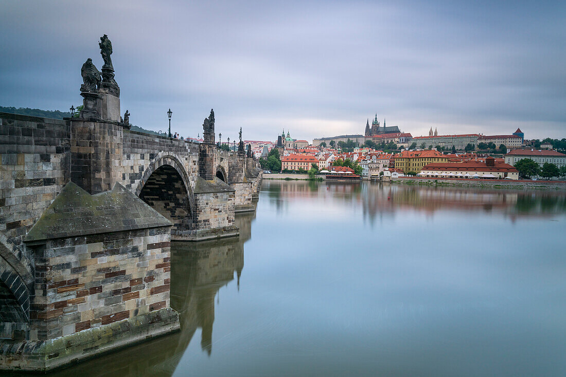 Prager Burg und Karlsbrücke an der Moldau in der Stadt, UNESCO-Welterbe, Prag, Böhmen, Tschechische Republik (Tschechien), Europa