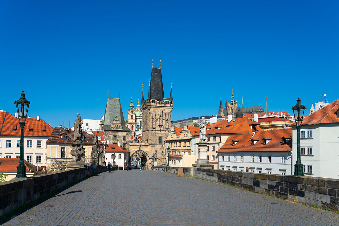 Leere Karlsbrücke während der Covid-19-Pandemie, UNESCO-Weltkulturerbe, Prag, Tschechische Republik (Tschechien), Europa