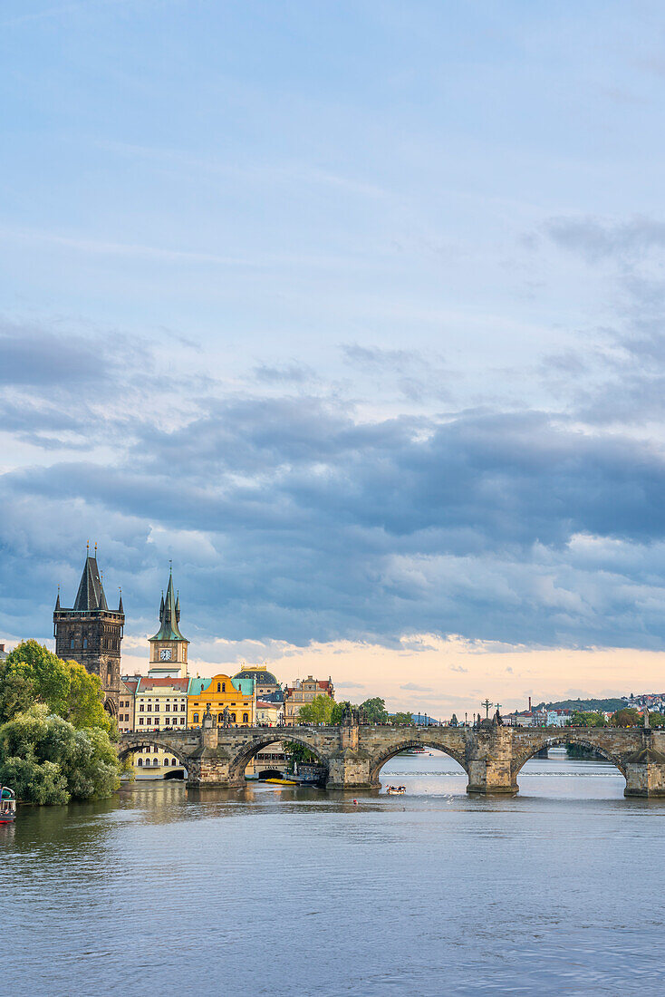 Karlsbrücke und Altstädter Brückenturm gegen den Himmel, UNESCO-Welterbe, Prag, Böhmen, Tschechische Republik (Tschechien), Europa