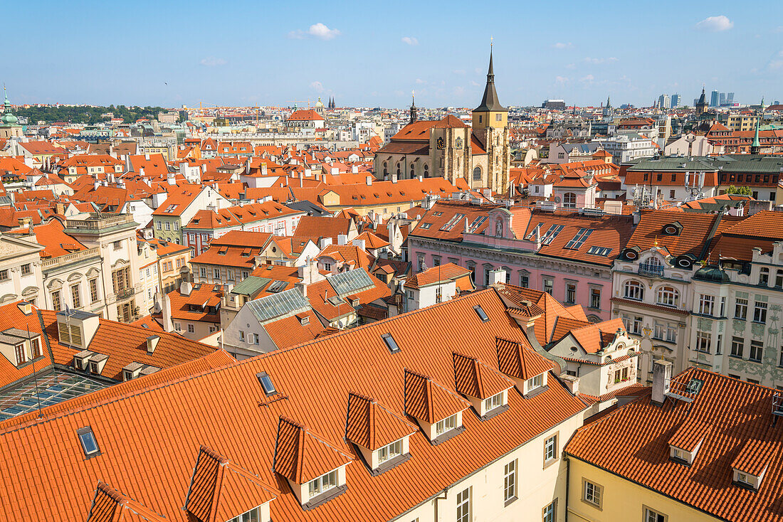 St. Giles' Church (sv. Jilja) und rote Dächer von Gebäuden in der Altstadt, UNESCO-Weltkulturerbe, Prag, Tschechische Republik (Tschechien), Europa