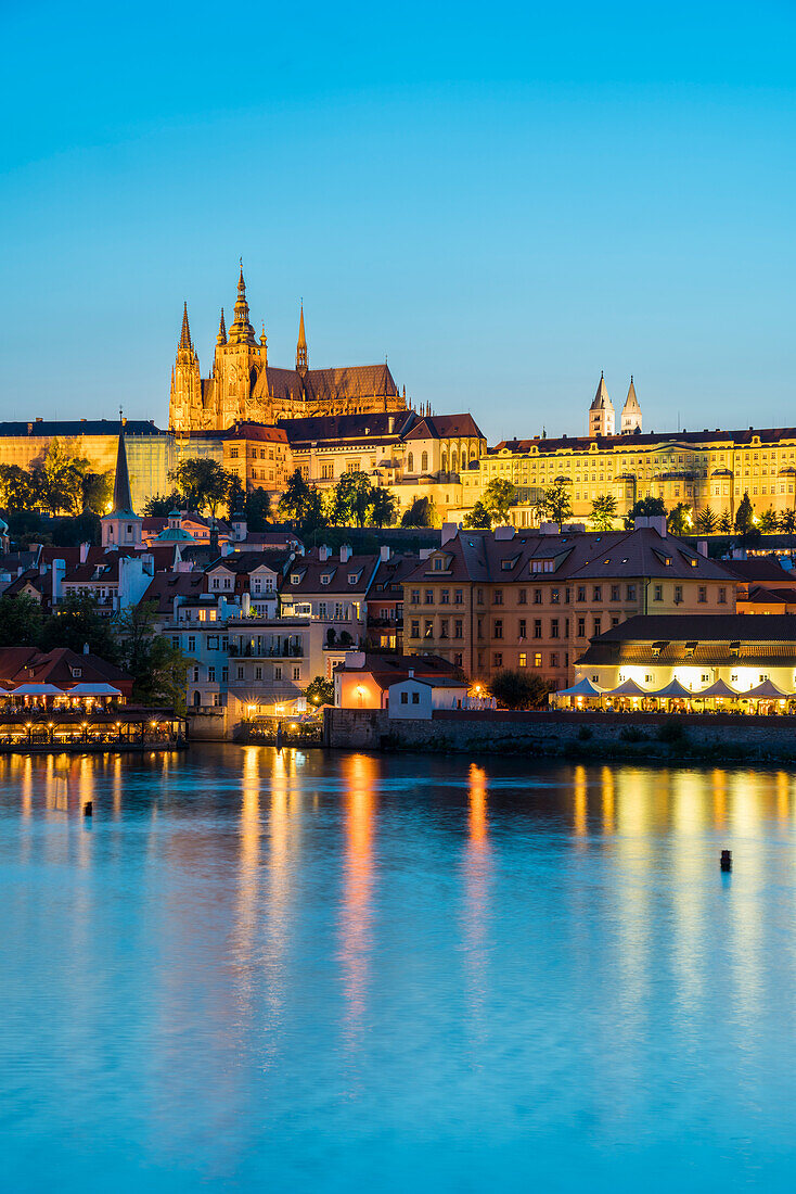 Beleuchtete Prager Burg in der Dämmerung, UNESCO-Weltkulturerbe, Prag, Böhmen, Tschechische Republik (Tschechien), Europa