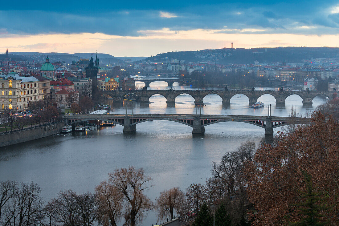 Brücken über die Moldau gegen den Himmel vom Letna-Park aus gesehen in der Dämmerung, Prag, Böhmen, Tschechische Republik (Tschechien), Europa