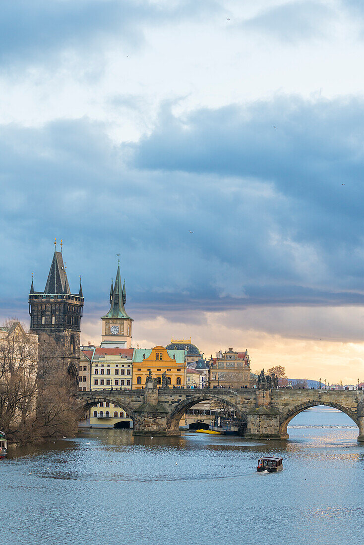 Charles Bridge and Old Town Bridge Tower, UNESCO World Heritage Site, Prague, Bohemia, Czech Republic (Czechia), Europe