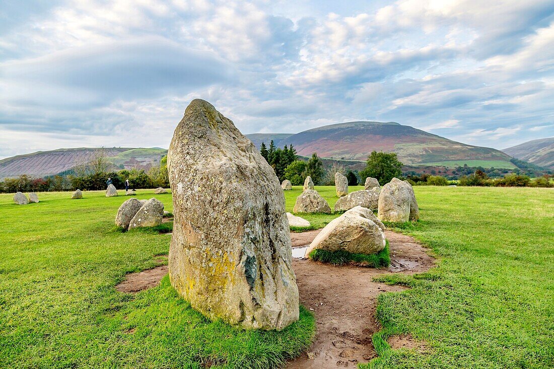 Der neolithische Steinkreis von Castlerigg aus der Zeit um 3000 v. Chr., in der Nähe von Keswick, Lake District National Park, UNESCO-Weltkulturerbe, Cumbria, England, Vereinigtes Königreich, Europa