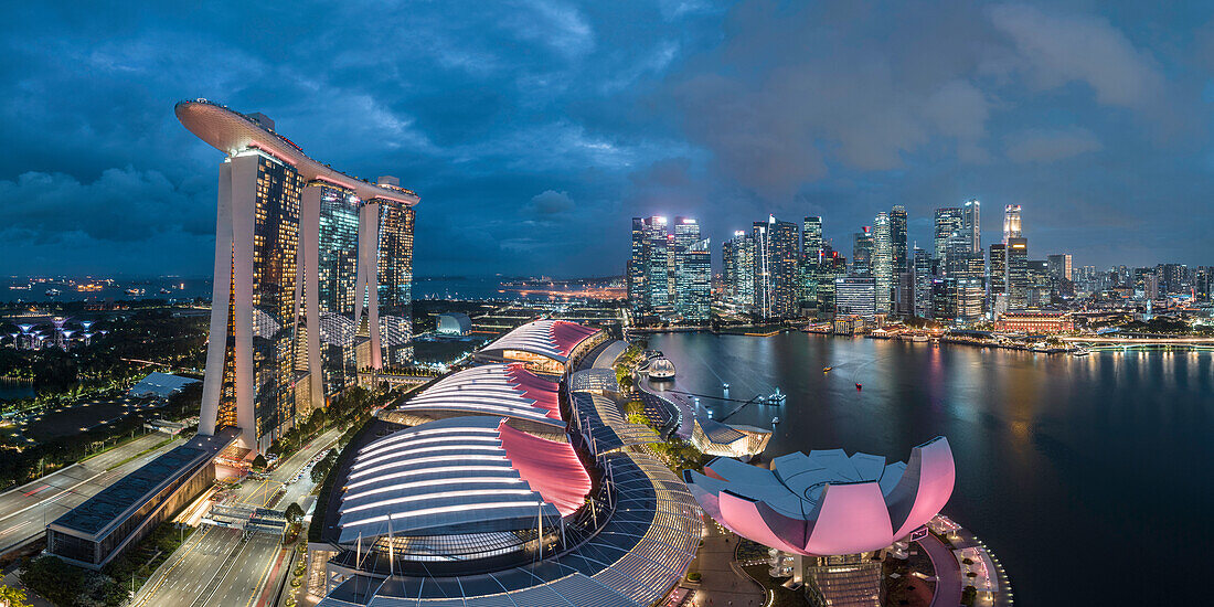 Blick auf Marina Bay Sands und die Skyline von Singapur bei Nacht, Singapur, Südostasien, Asien